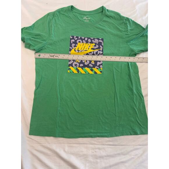 Men's Nike Green Graphic T-Shirt Size L - Picture 2 of 9